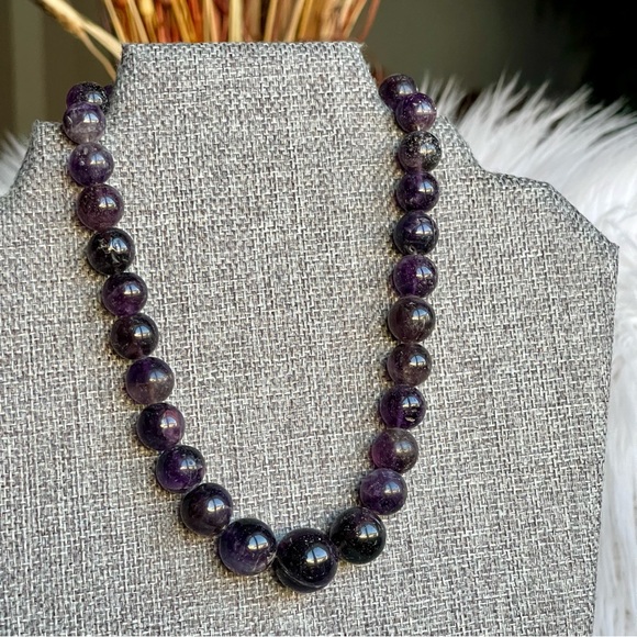 Vintage Graduated Purple Amethyst Beaded 15” Long Necklace with Barrel Clasp - Picture 11 of 15